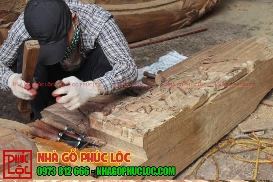 Thợ đục chạm các cấu kiện nhà gỗ cổ truyền