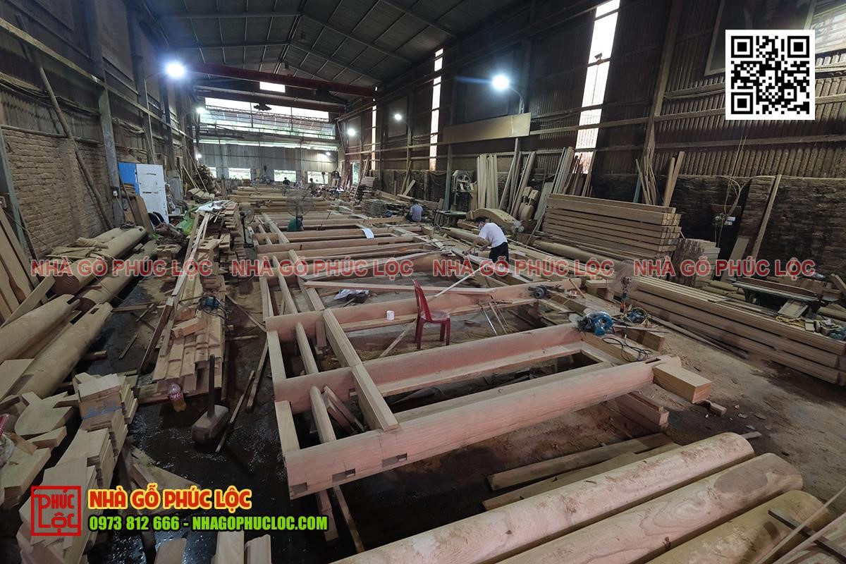 Sàm đóng nhà gỗ tại xưởng