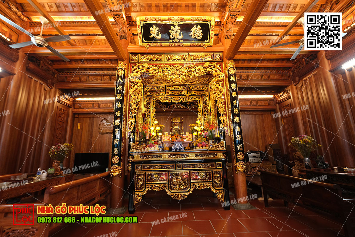 Lắp dựng đồ thờ trong nhà gỗ 3 gian