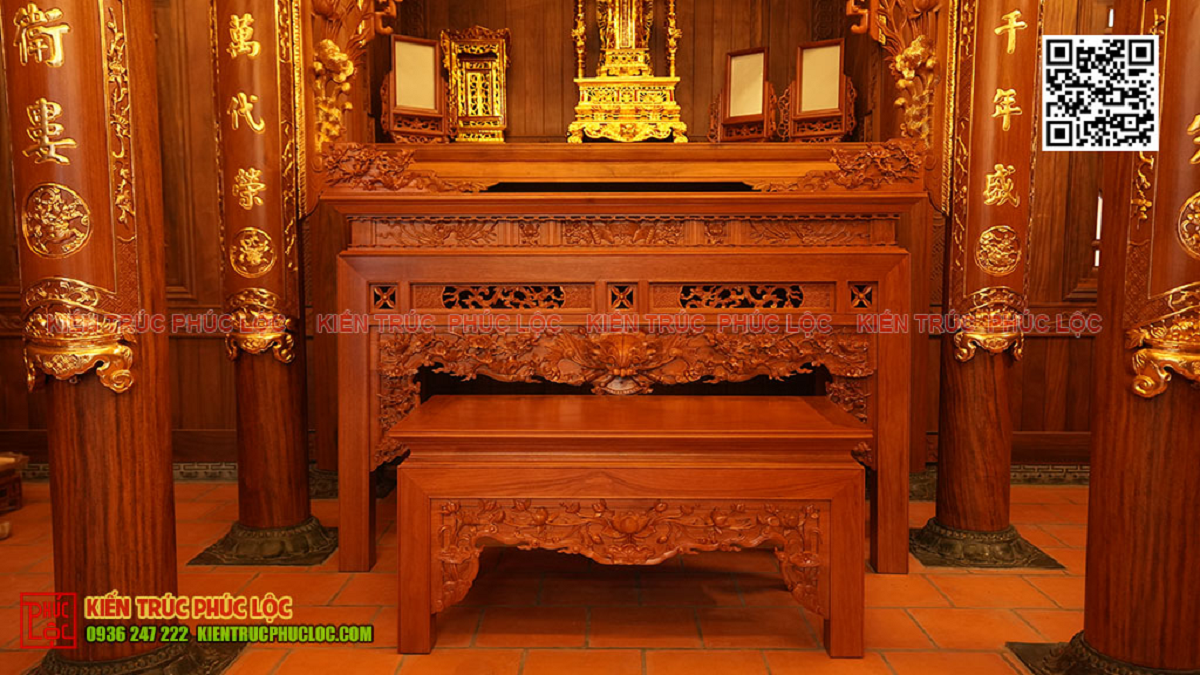 Không gian thờ cúng được chạm khắc long phụng